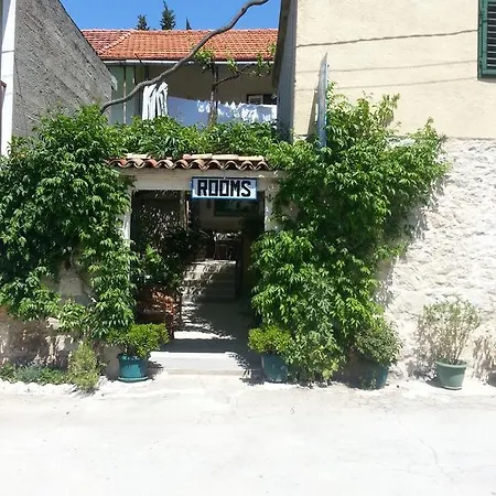Apartments Darinka Skradin Room photo